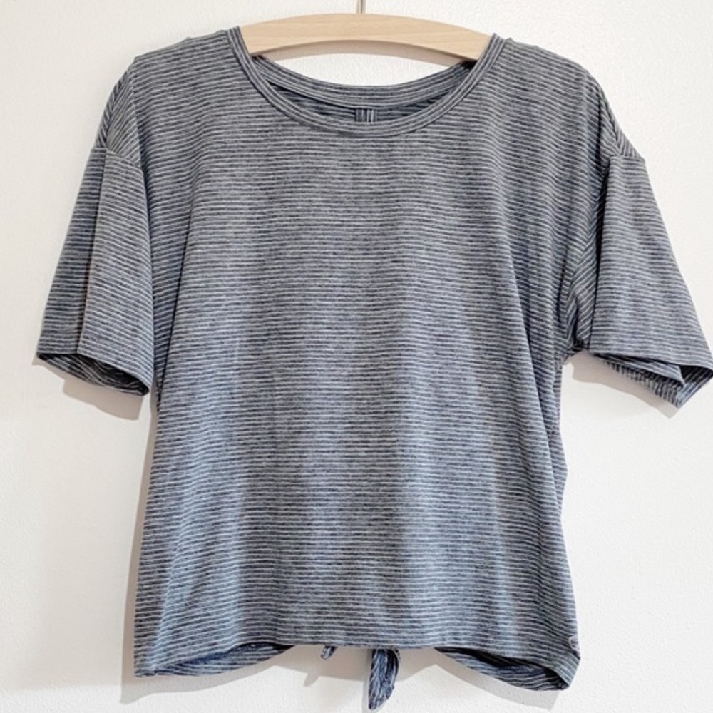 GAP Fit gray/white striped short sleeve keyhole cutout back cropped tee